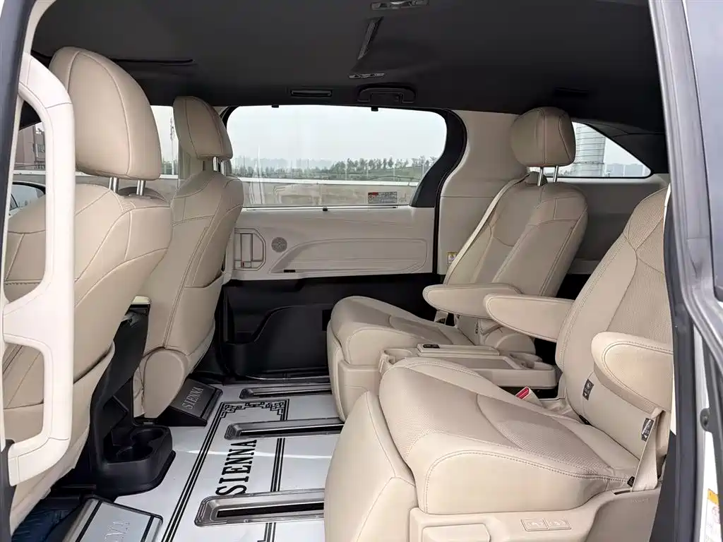 Toyota Sienna 2021 2.5L Hybrid Premium Edition фото 13