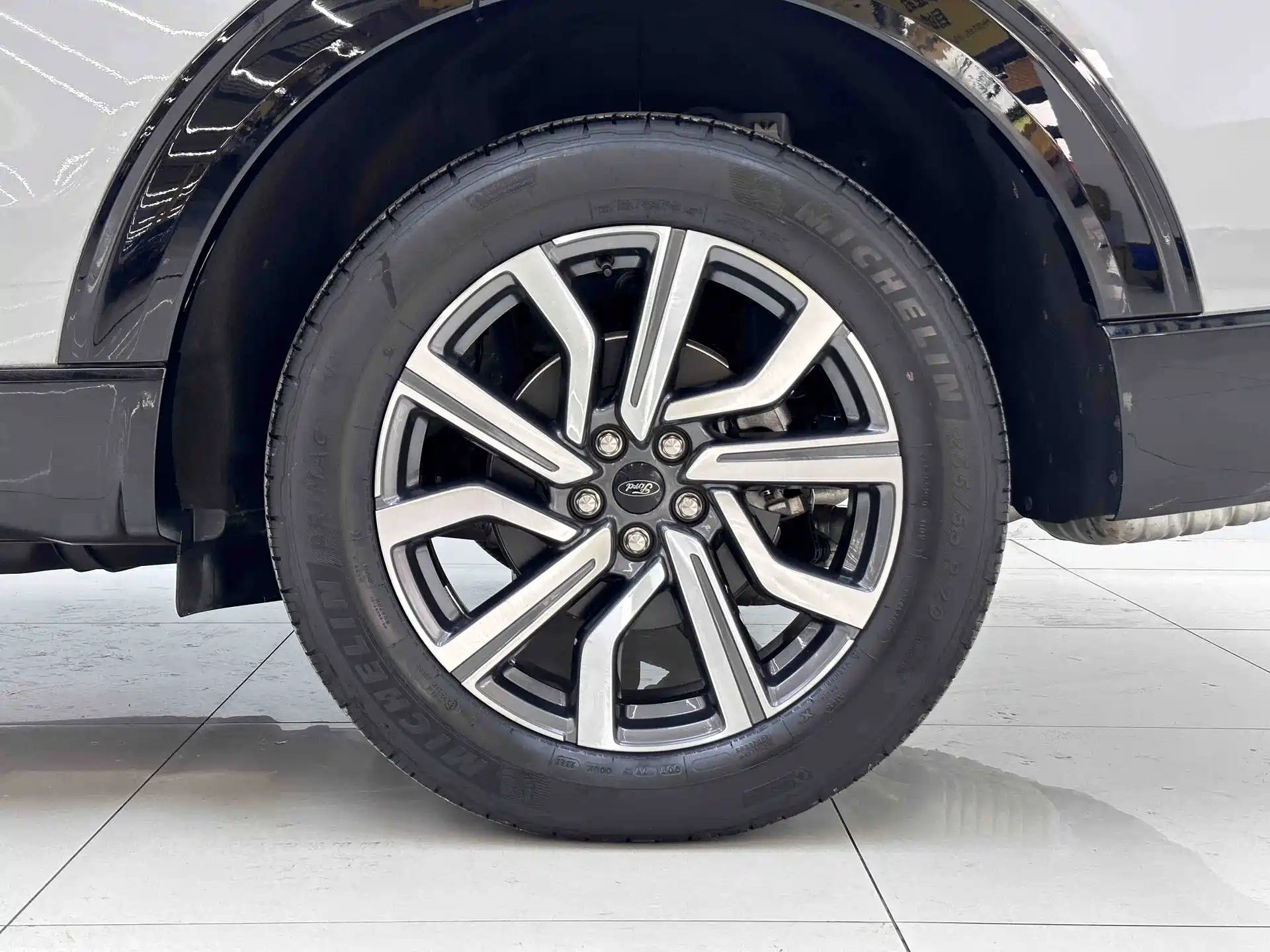 Фото 7 - Ford Explorer