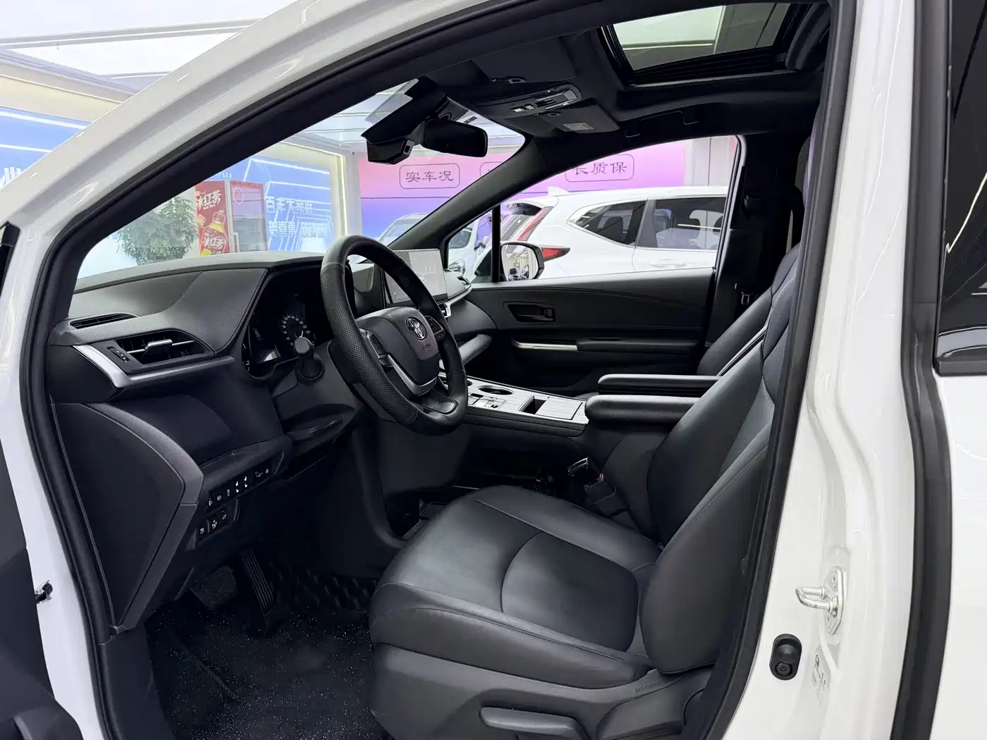 Toyota Granvia 2024 2.5L Hybrid Luxury фото 4