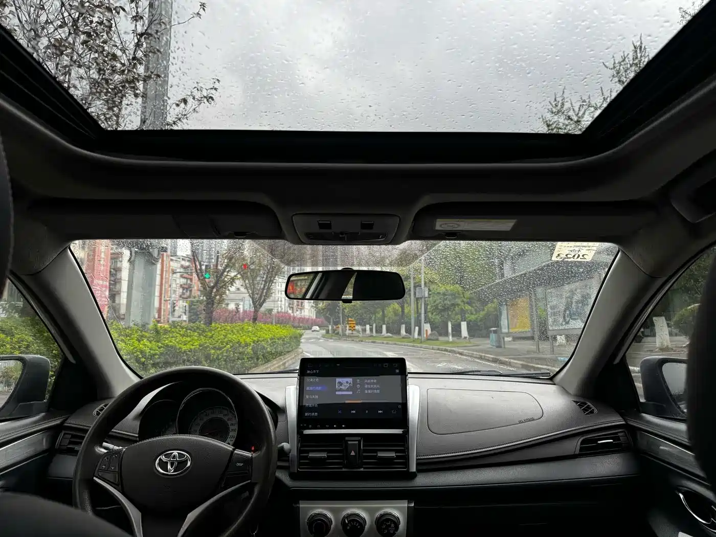Toyota YARiS L Zhi Xuan 2015 1.5G Auto Sunroof Special Edition фото 12