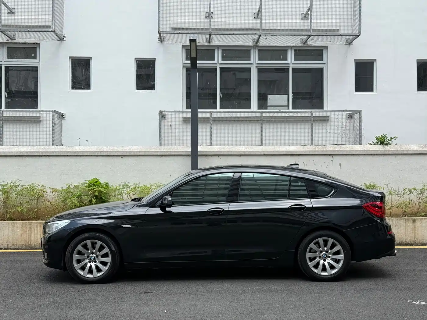 BMW 5 Series GT 2010 535i Luxury Model фото 4