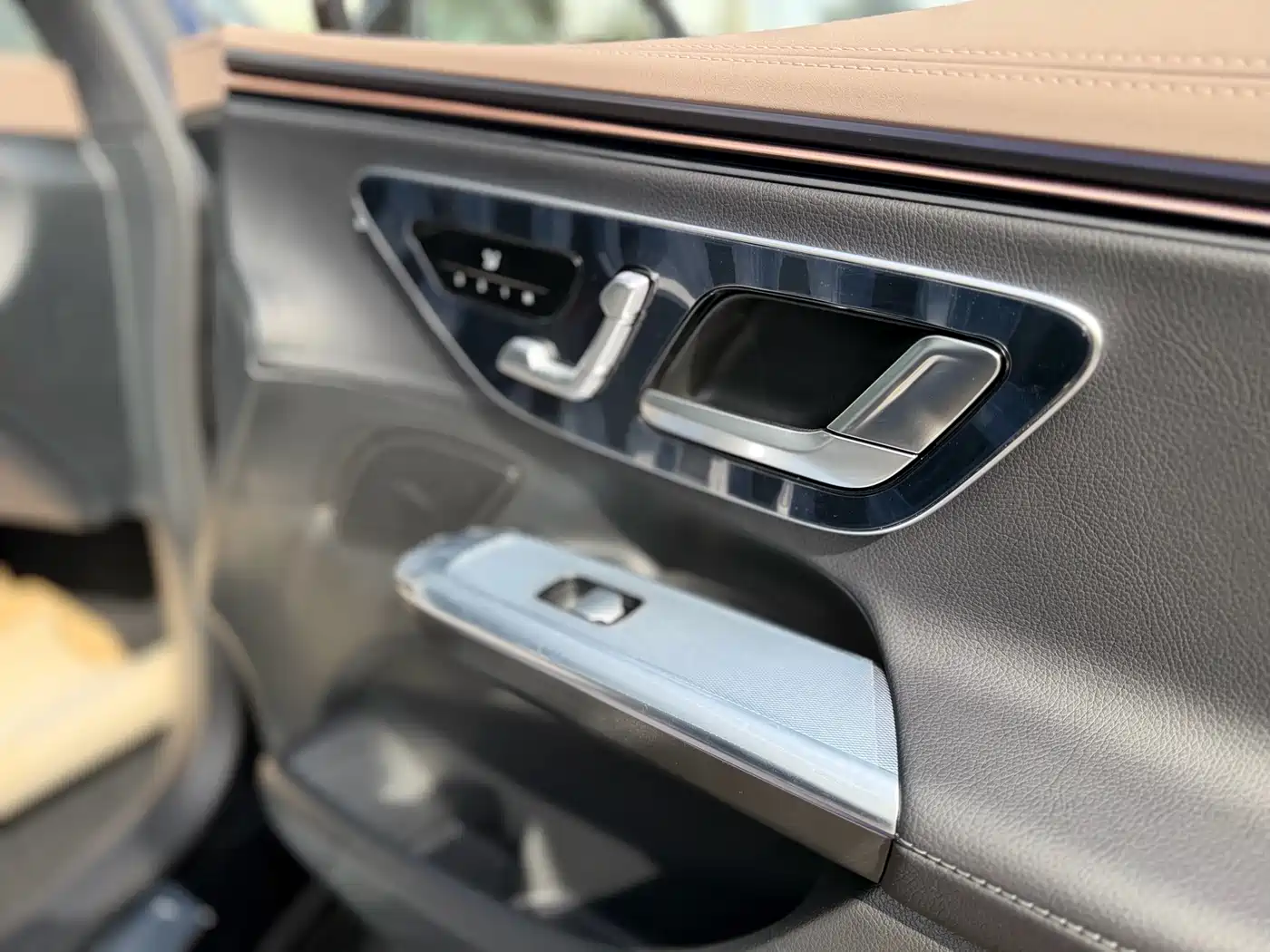 Mercedes-Benz EQE 2025 Model 500 4MATIC Luxury Edition фото 25