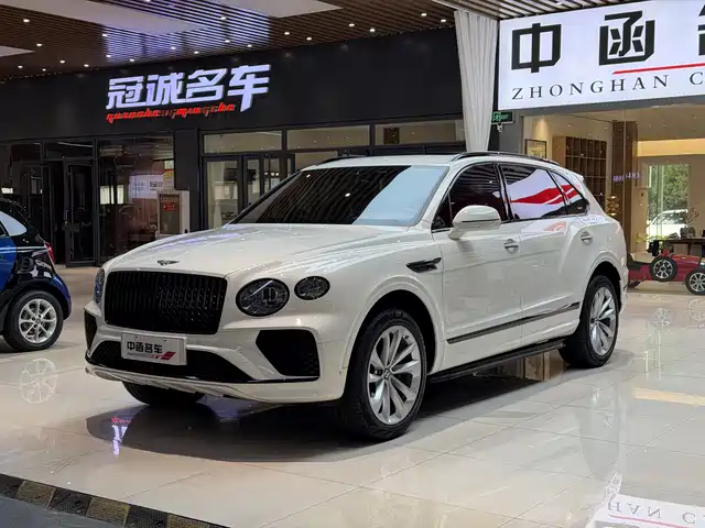 Bentley Bentayga 4.0T V8, длинная колёсная база