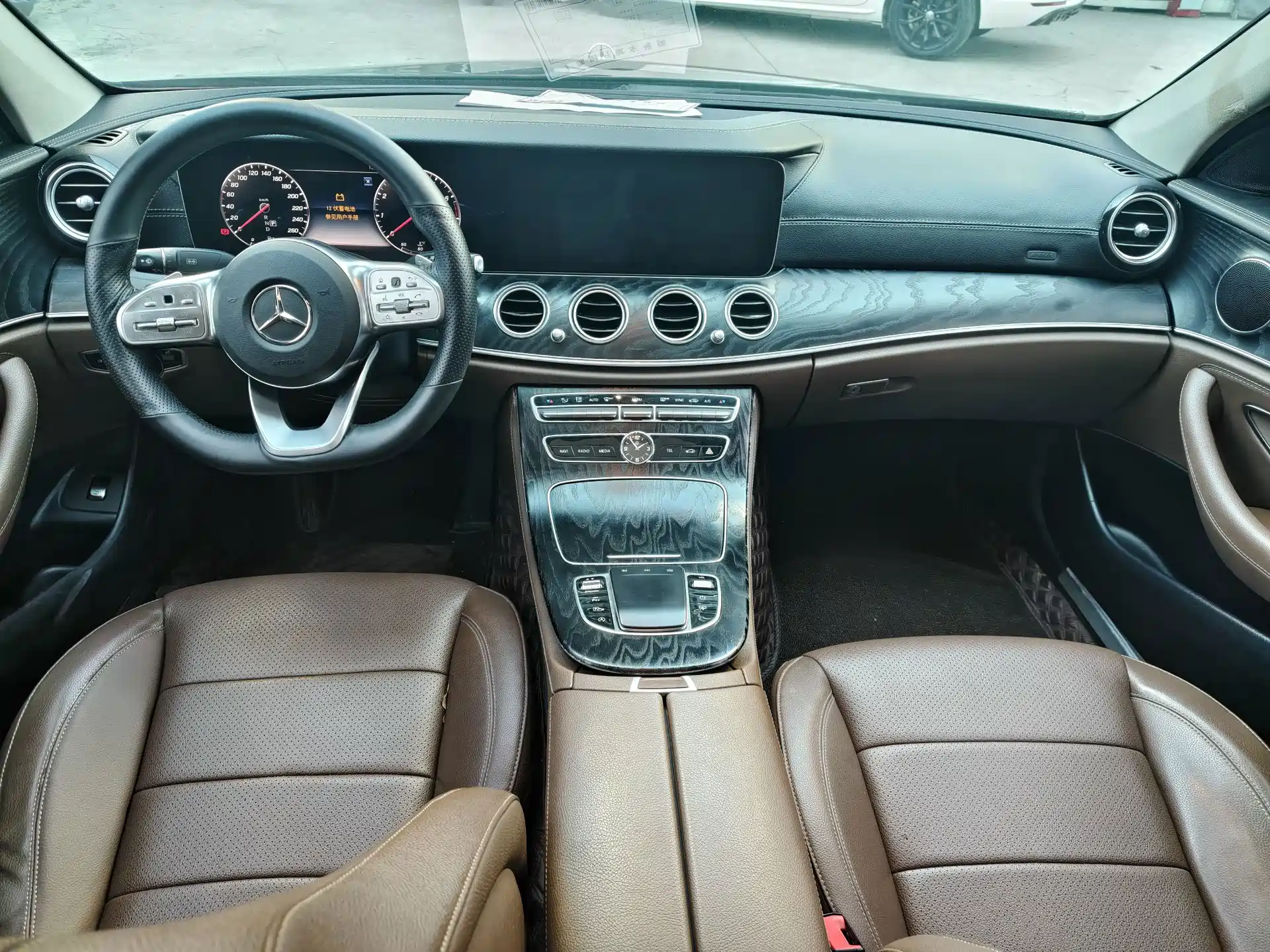 Фото 15 - Mercedes-Benz E-Class