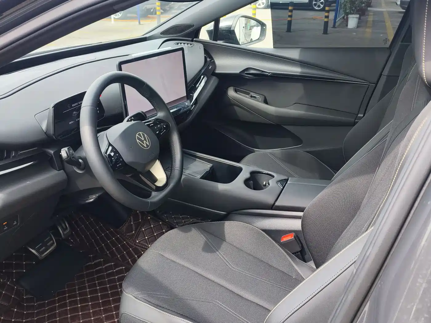 VOLKSWAGEN WITH THE CROWD 06