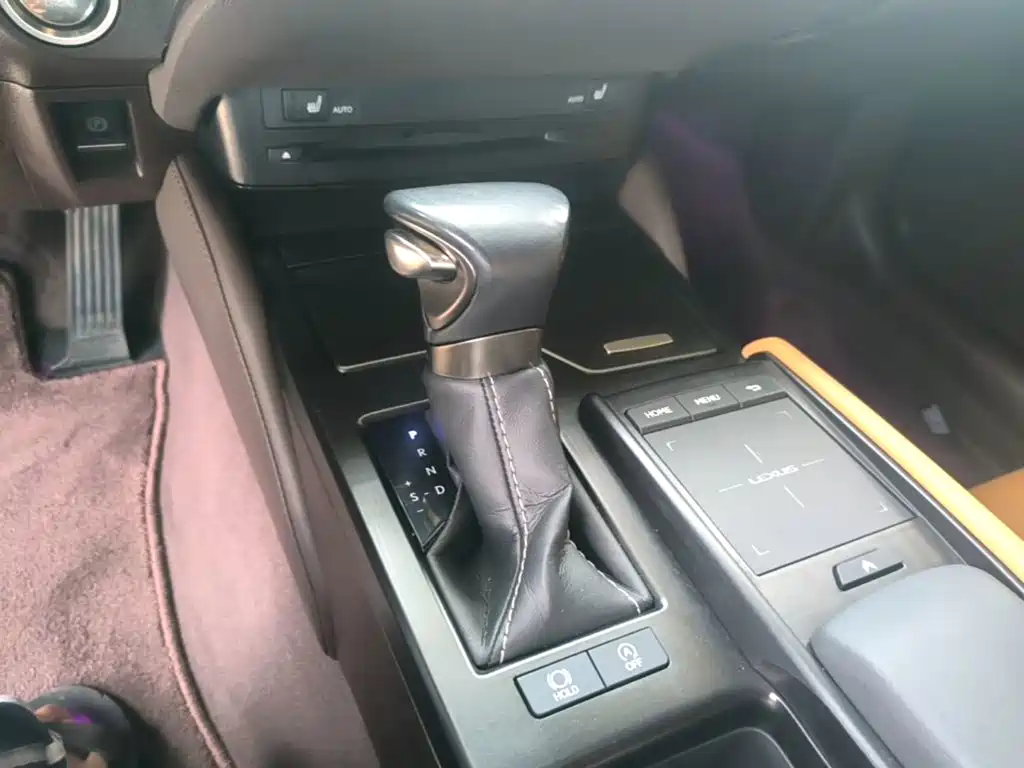 Photo 14 - Lexus ES