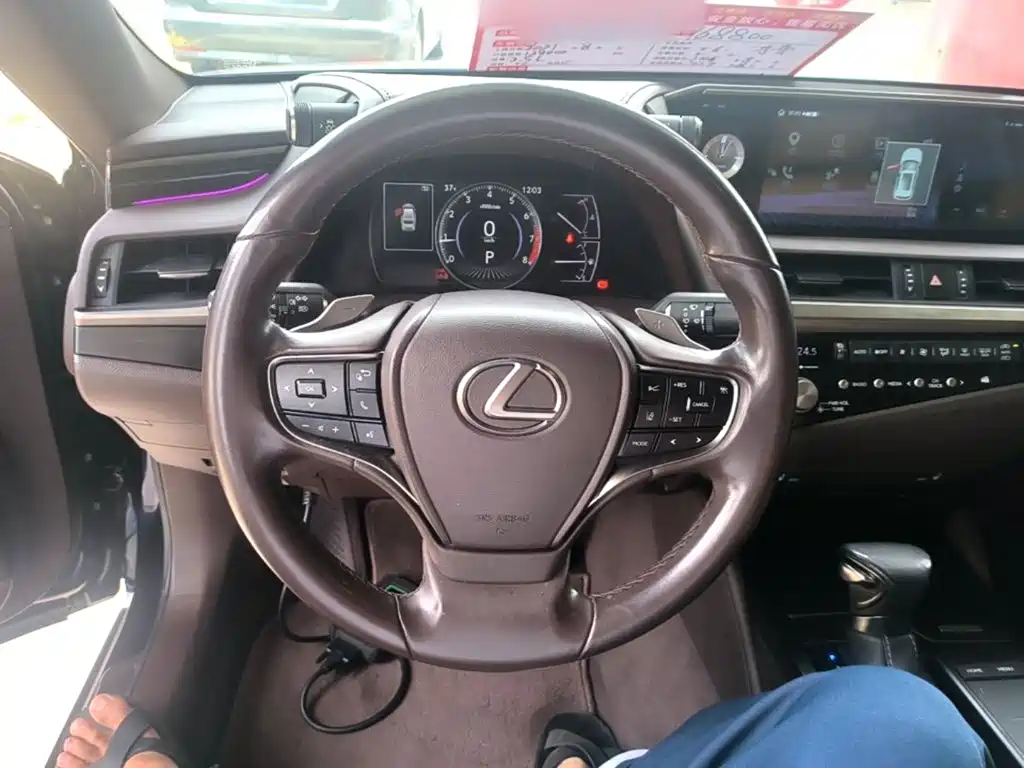 Photo 11 - Lexus ES