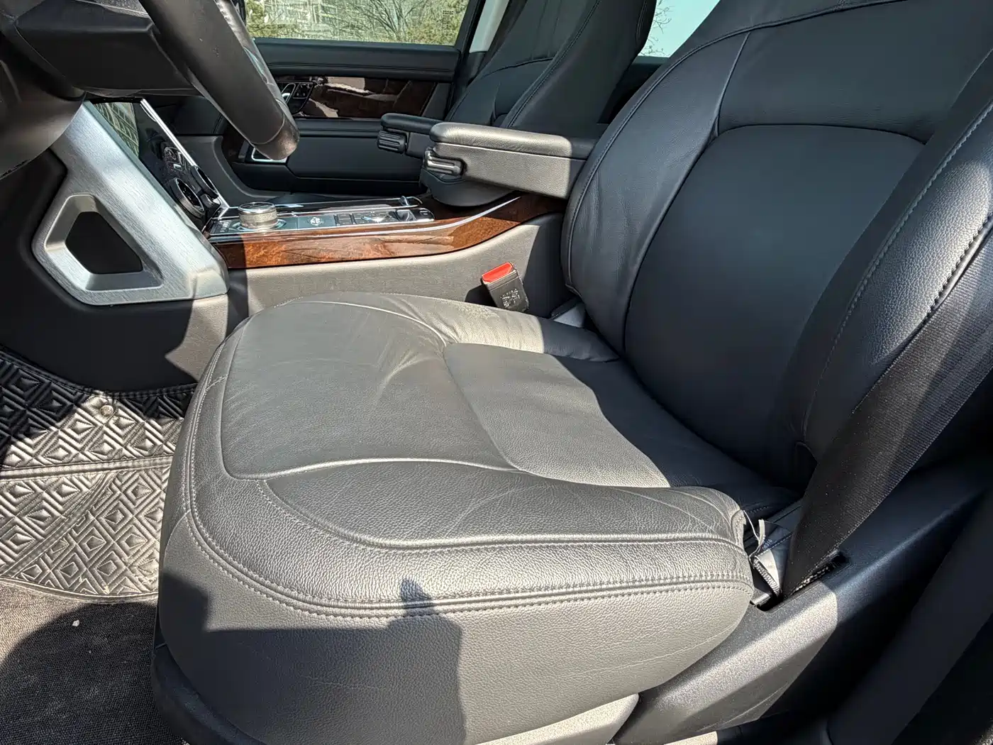 Land Rover Range Rover 2022 3.0 L6 360PS Golden Age Edition фото 23