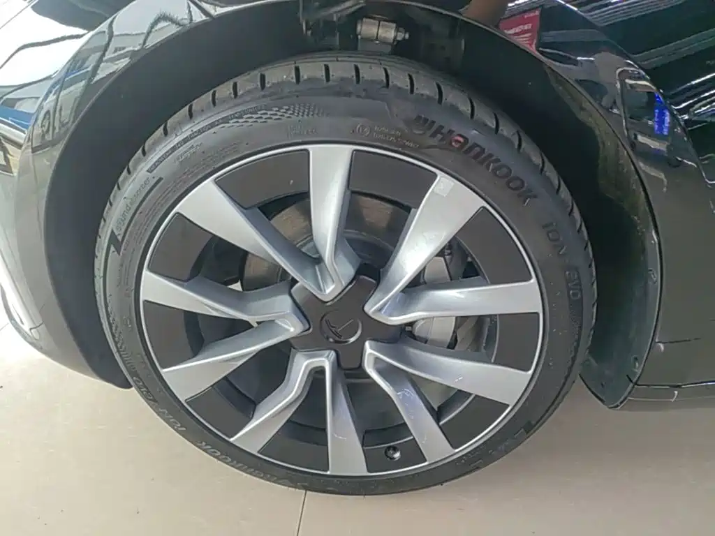 Tesla Model 3 2026 2025 Model Year Facelift Rear-Wheel Drive