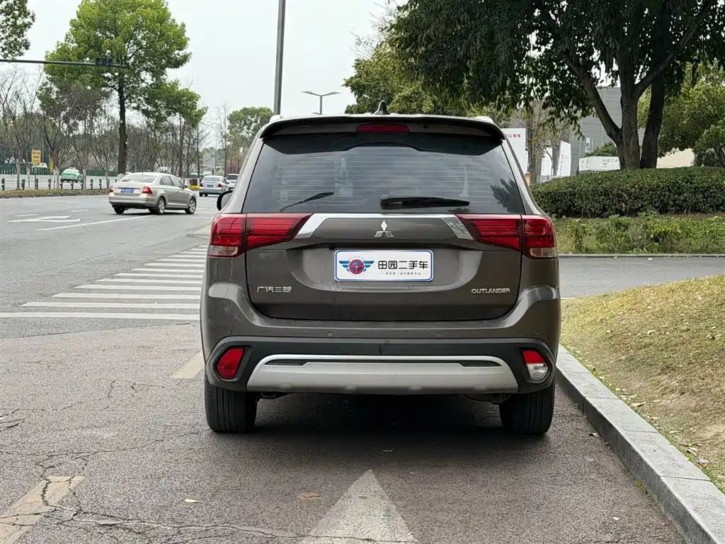 Mitsubishi Outlander 2020 2.0L 2WD Premium 7-seater фото 4