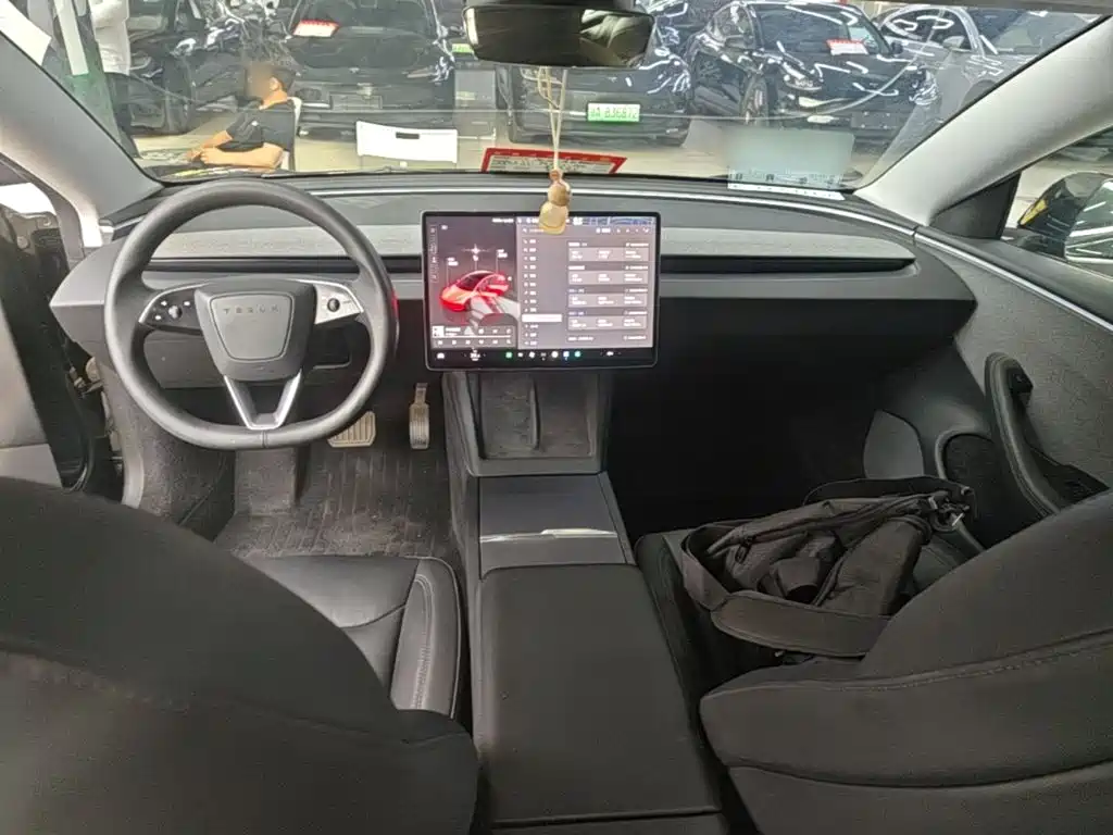 Фото 10 - Tesla Model 3