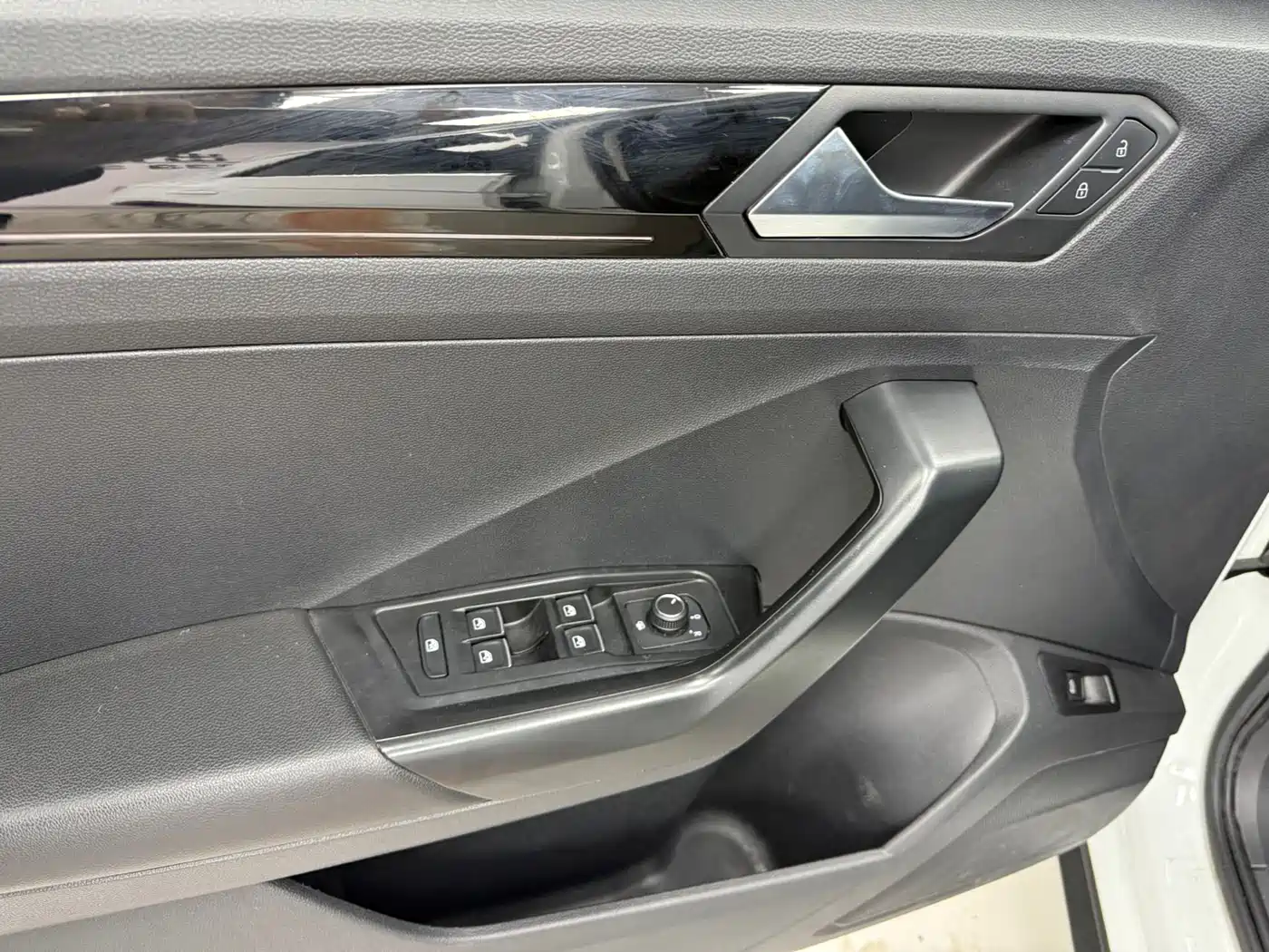 Volkswagen T-ROC 2021 280TSI DSG 2WD Comfort Smart Connect 30th Anniversary Edition фото 13