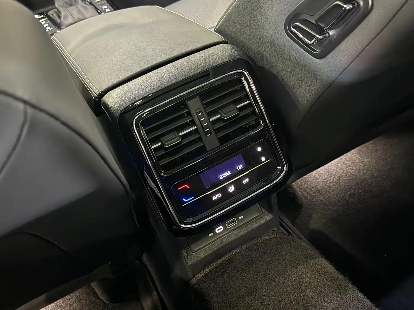 Volkswagen Passat 2025 Outstanding 380TSI Dragon Glory Edition фото 9