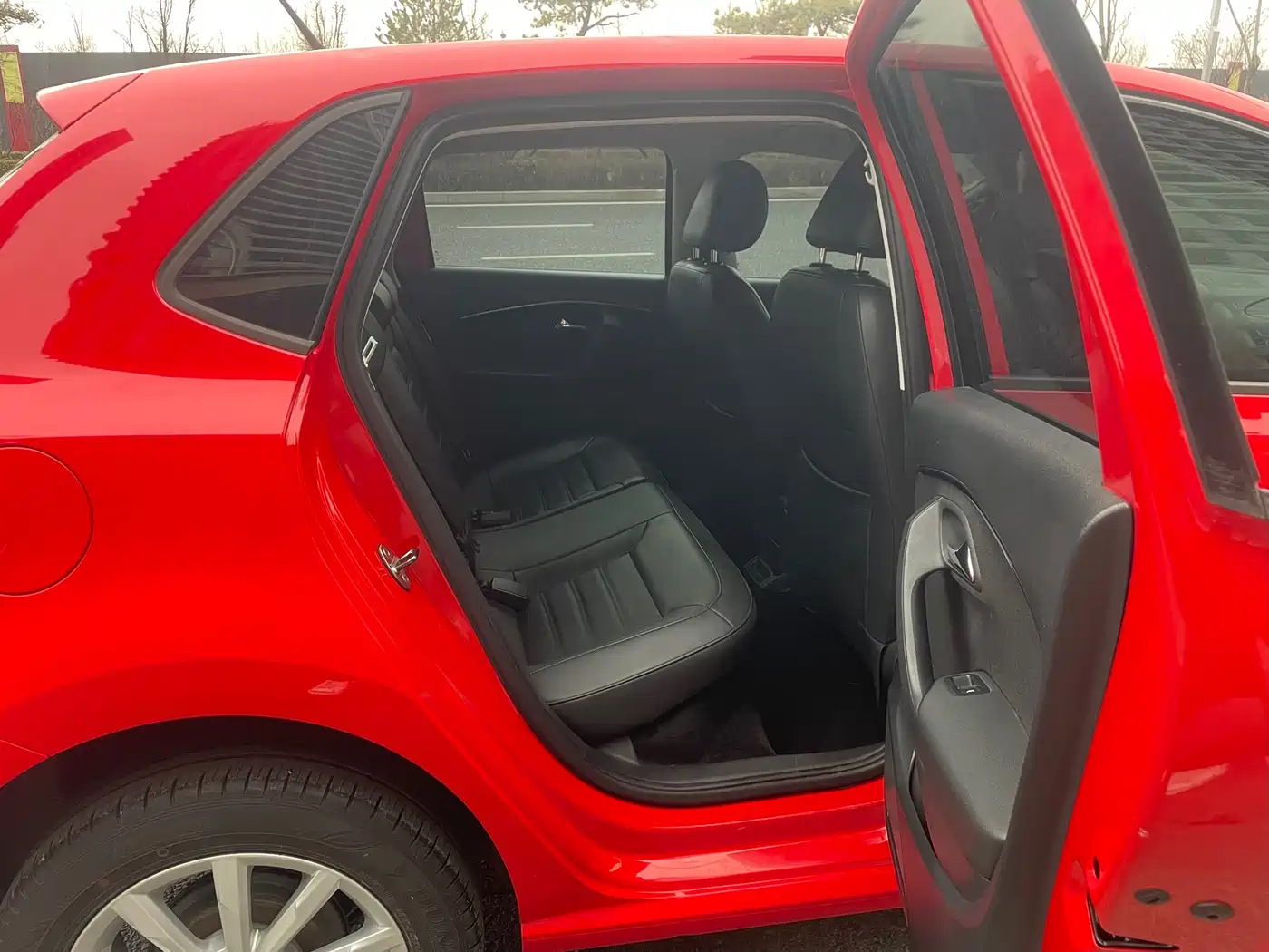 Volkswagen Polo 2016 1.6L Automatic Luxury фото 16