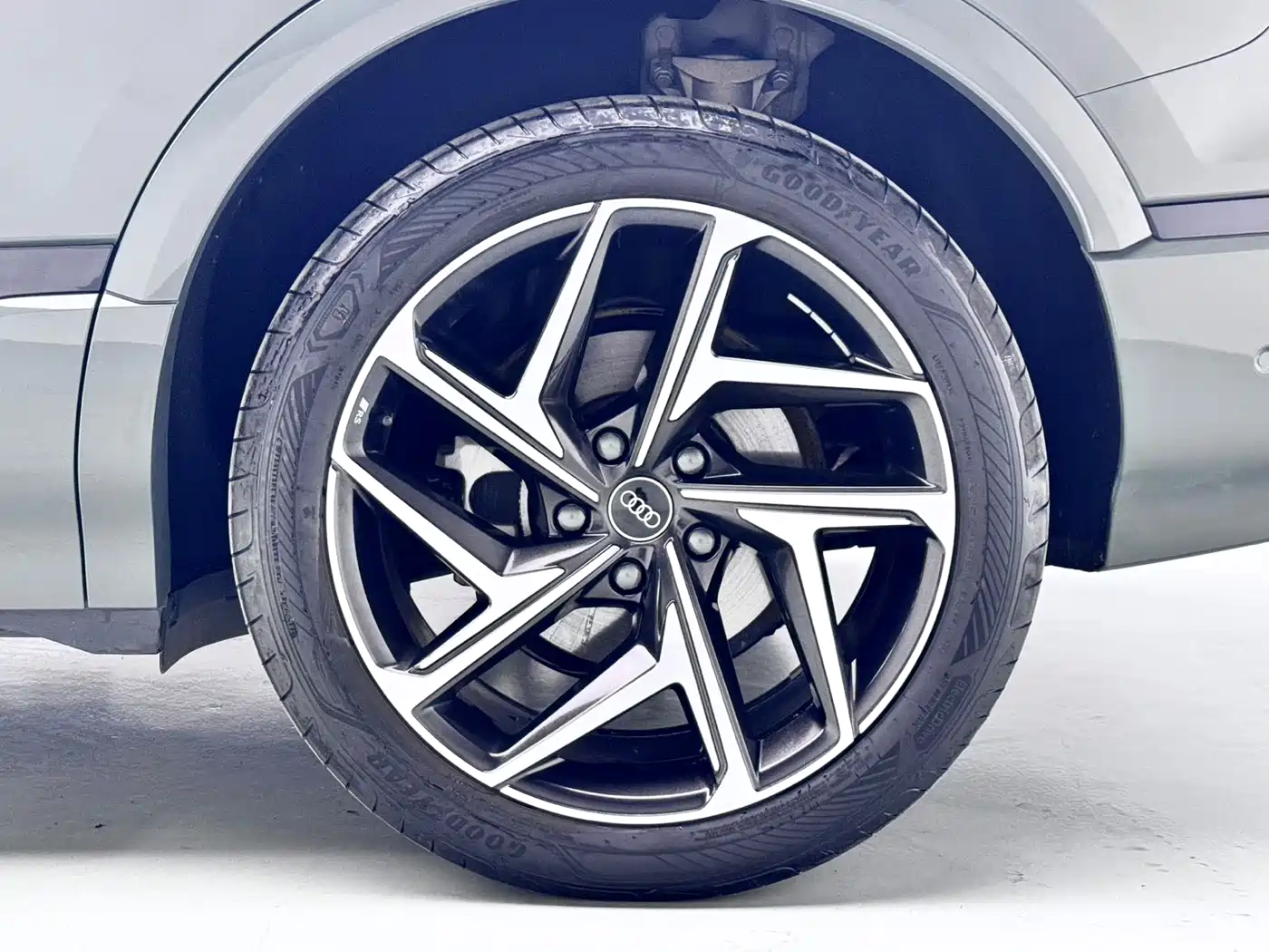 Audi Q6L e-tron 2025 Model Pioneer Edition фото 5