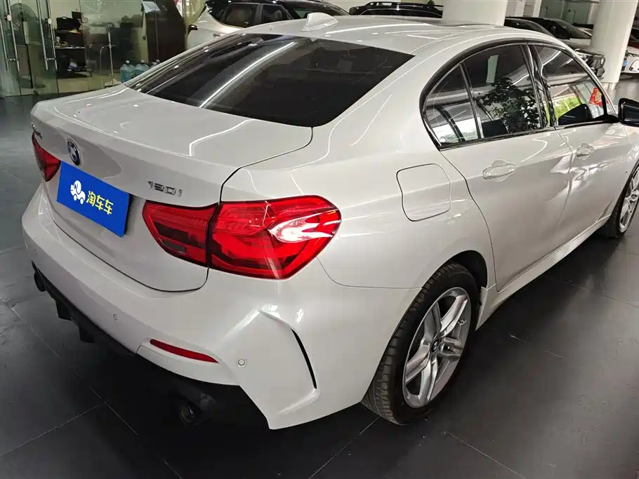 BMW 1 Series 2022 120i M Sport Shadow Edition фото 3