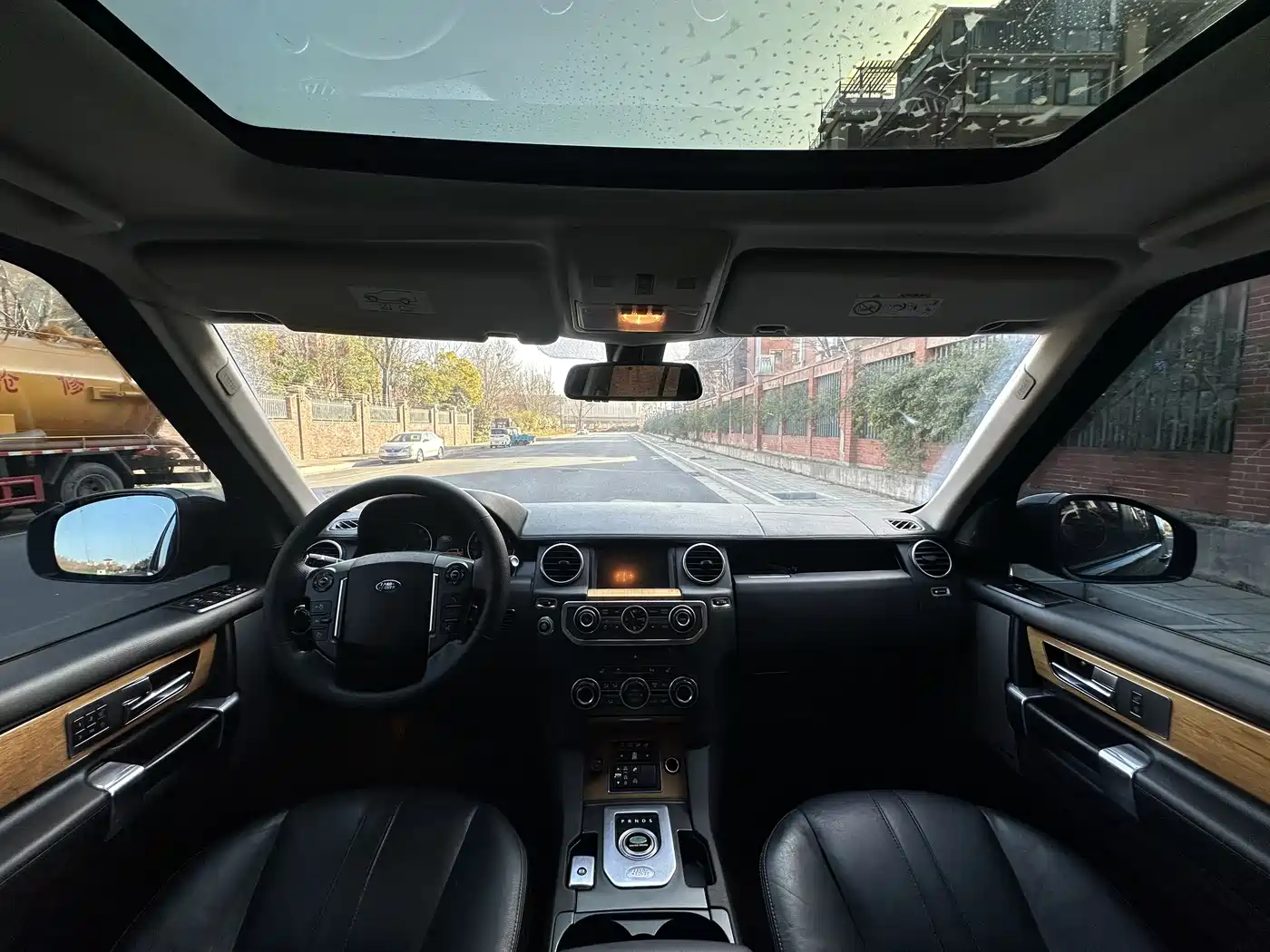 Land Rover Discovery 2015 3.0 SC V6 SE фото 12