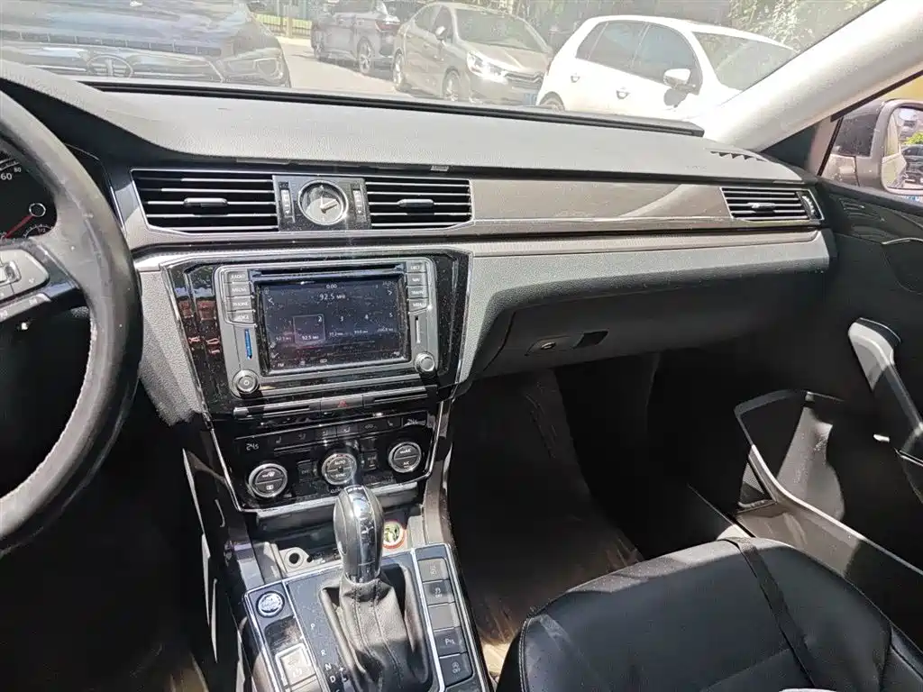 Volkswagen Passat 2016 330TSI DSG Executive Edition фото 10