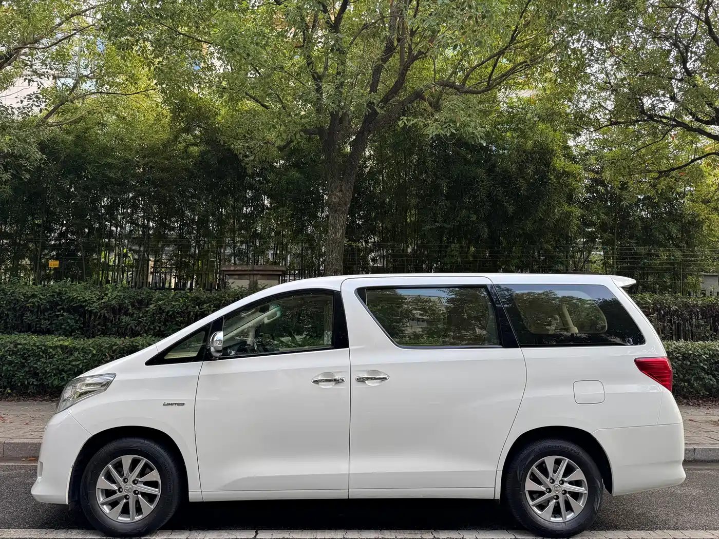 Toyota Alphard фото 3