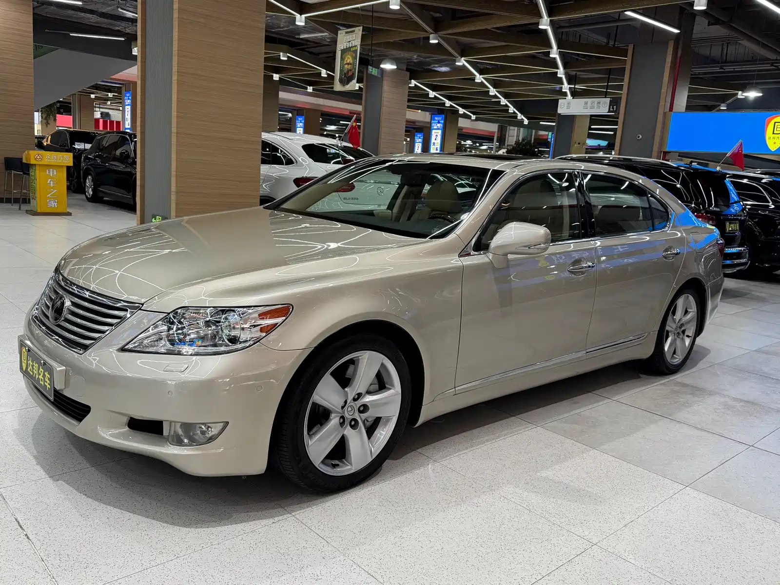 Фото 4 - Lexus LS