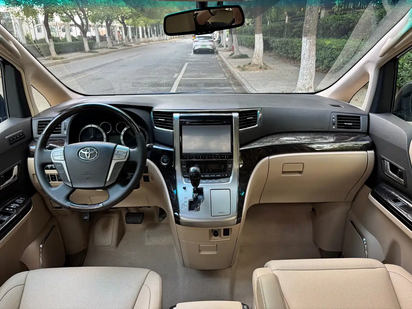 Toyota Alphard фото 14