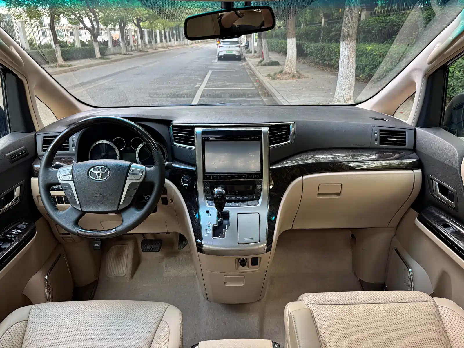 Фото 14 - Toyota Alphard