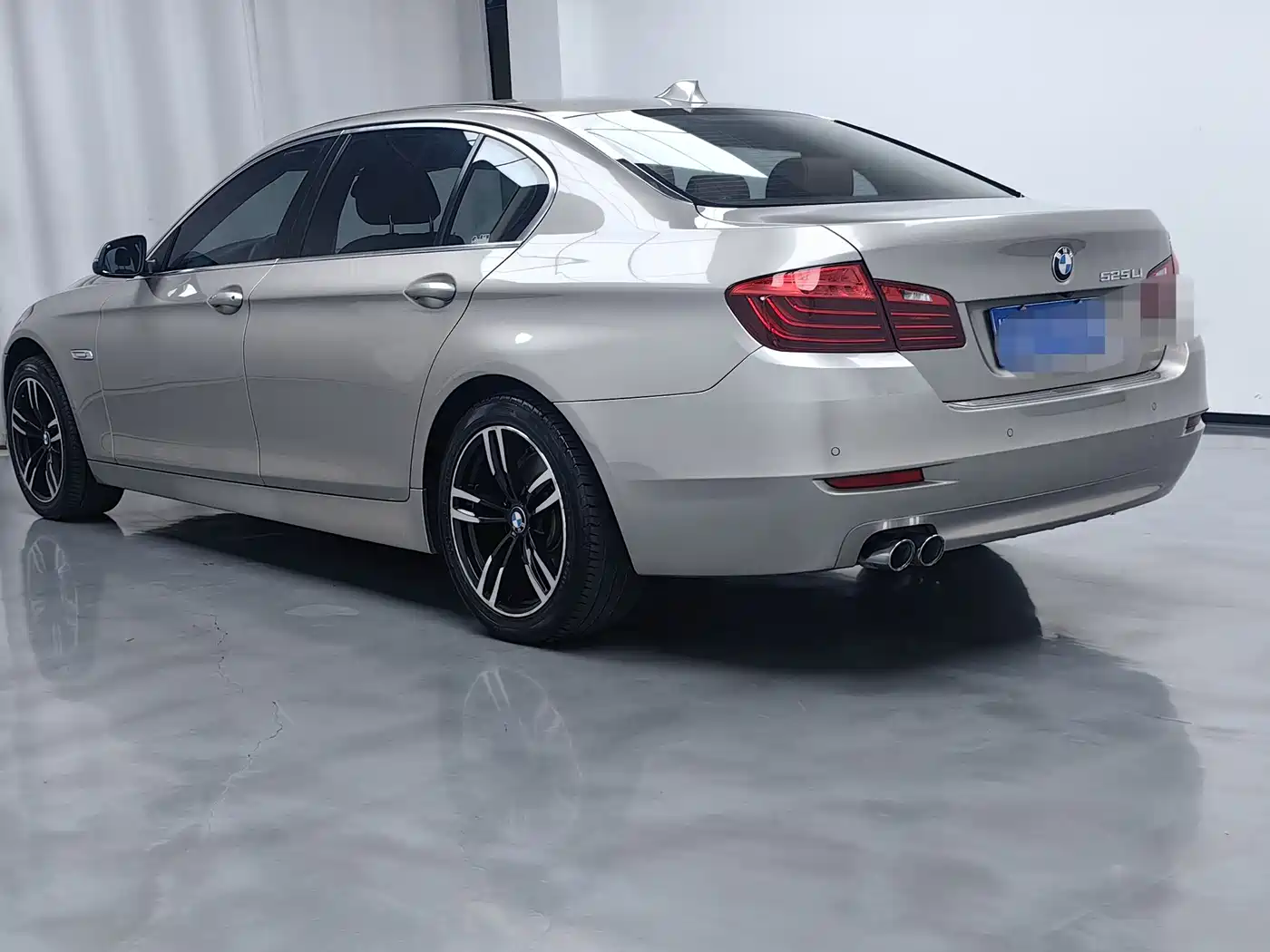 BMW 5 Series 2017 520Li Classic Edition фото 4