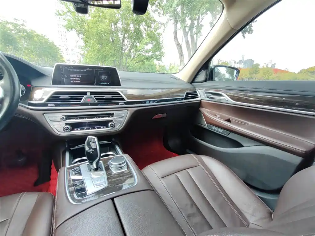 BMW 7 Series 2016 730Li Leading фото 8
