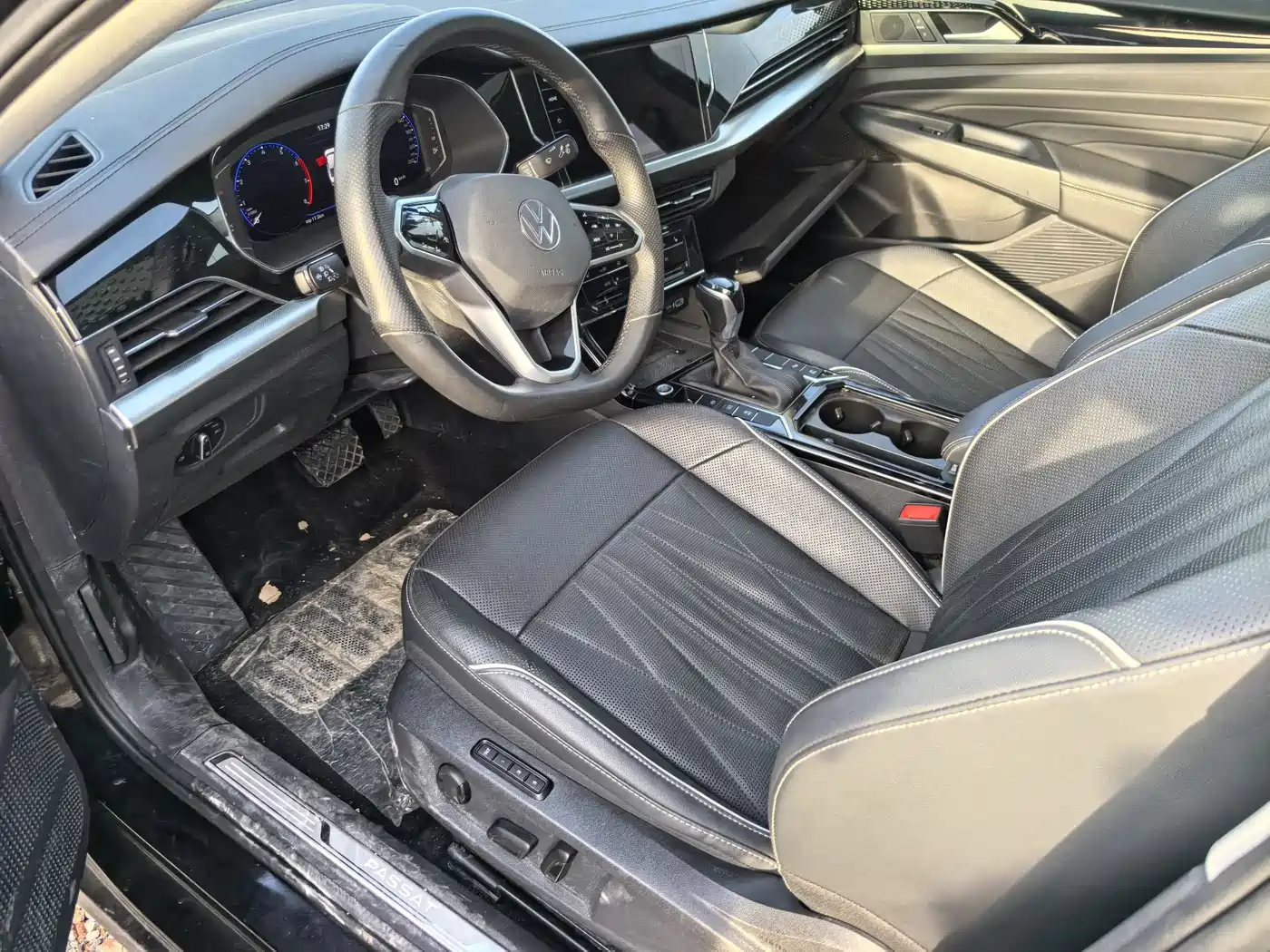 Volkswagen Passat 2023 Facelift 330TSI Starlight Luxury Edition фото 4