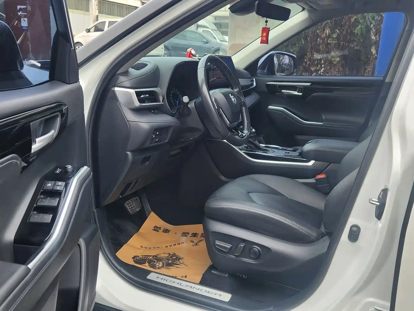 Toyota Highlander 2023 2.5L Smart Hybrid Dual Engine AWD Premium 7-Seater фото 8