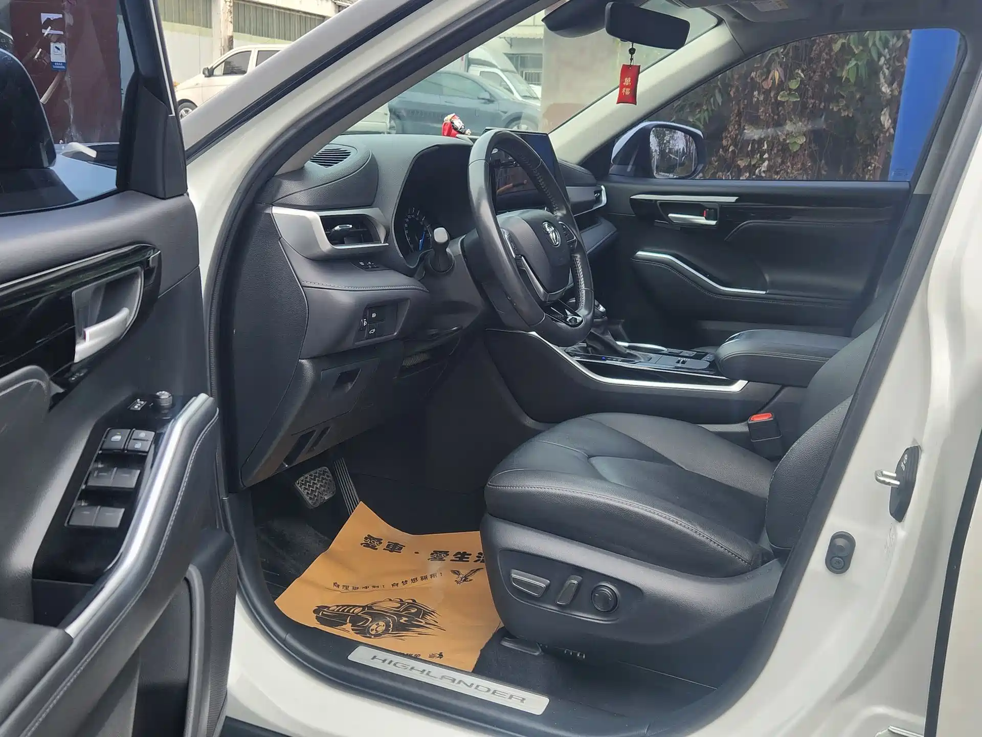Photo 8 - Toyota Highlander