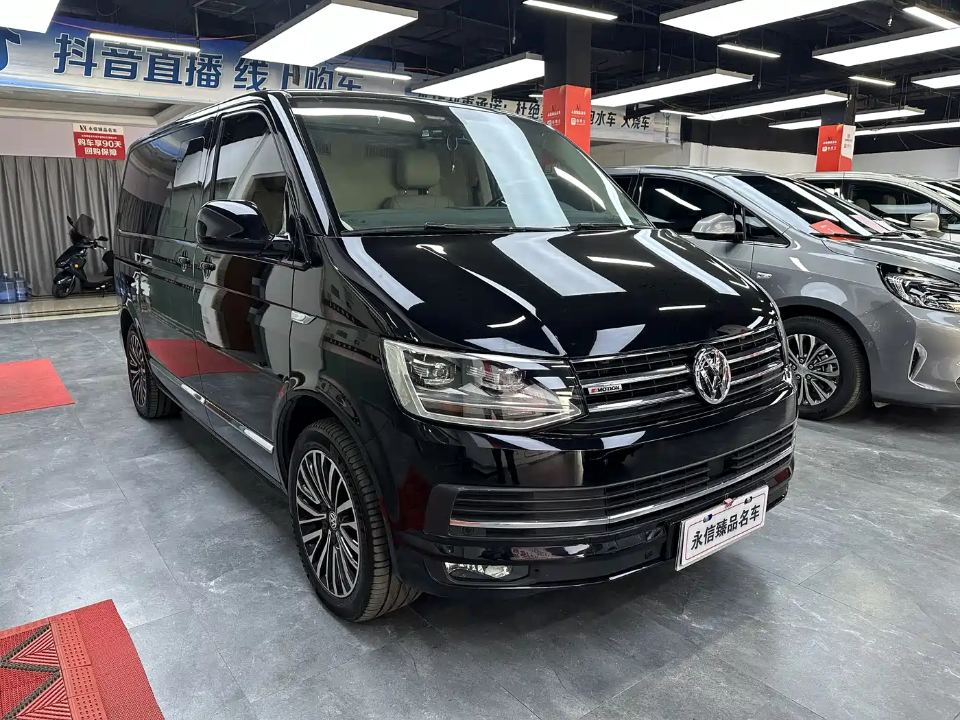 Volkswagen Multivan 2019 2.0TSI 4WD Premium 7-seater фото 3