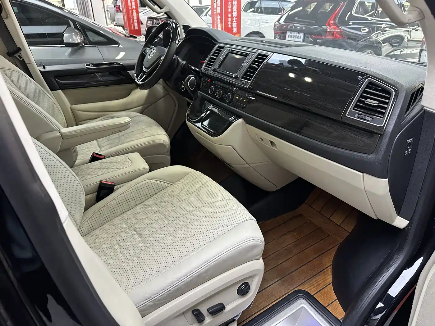 Volkswagen Multivan 2019 2.0TSI 4WD Premium 7-seater фото 17