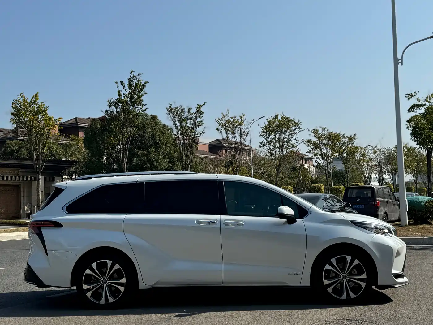 Toyota Granvia 2023 2.5L Hybrid VIP Edition фото 15