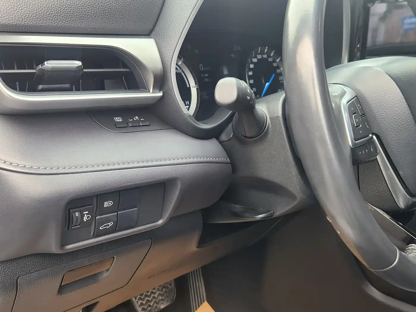 Toyota Highlander 2023 2.5L Smart Hybrid Dual Engine AWD Premium 7-Seater фото 9