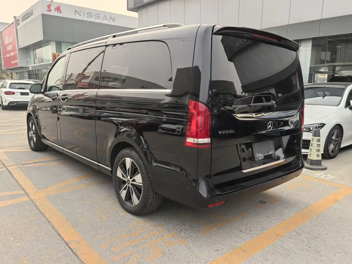 Mercedes-Benz V-Class 2021 V 260 L Long Wheelbase Premium Edition фото 27