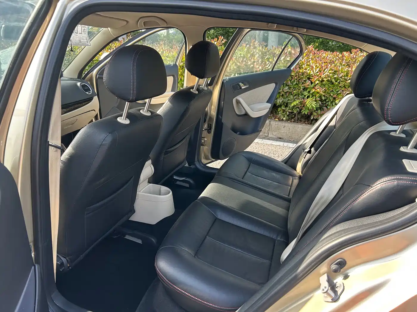 Volkswagen Lavida 2011 1.6L Automatic Leisure Edition фото 8