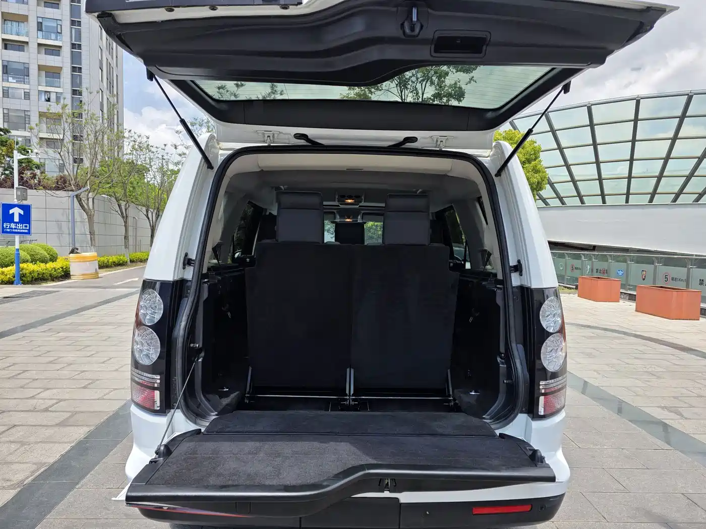 Land Rover Discovery 2015 3.0 SDV6 HSE Diesel фото 12