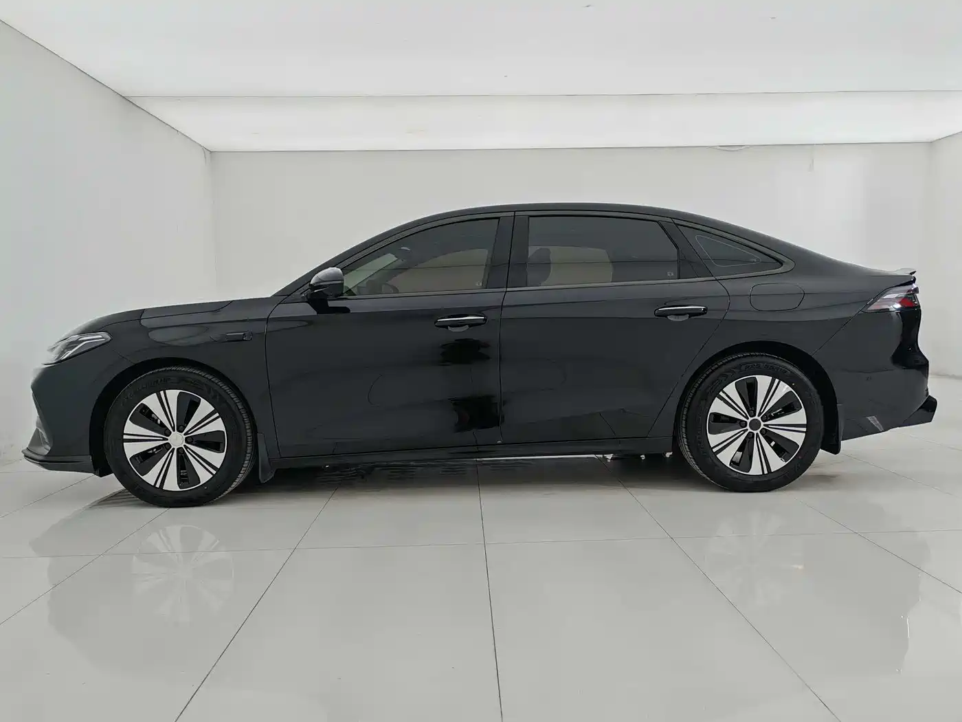 Geely Galaxy Galaxy A7 2025 EM-i 150km Explorer+ Edition фото 7