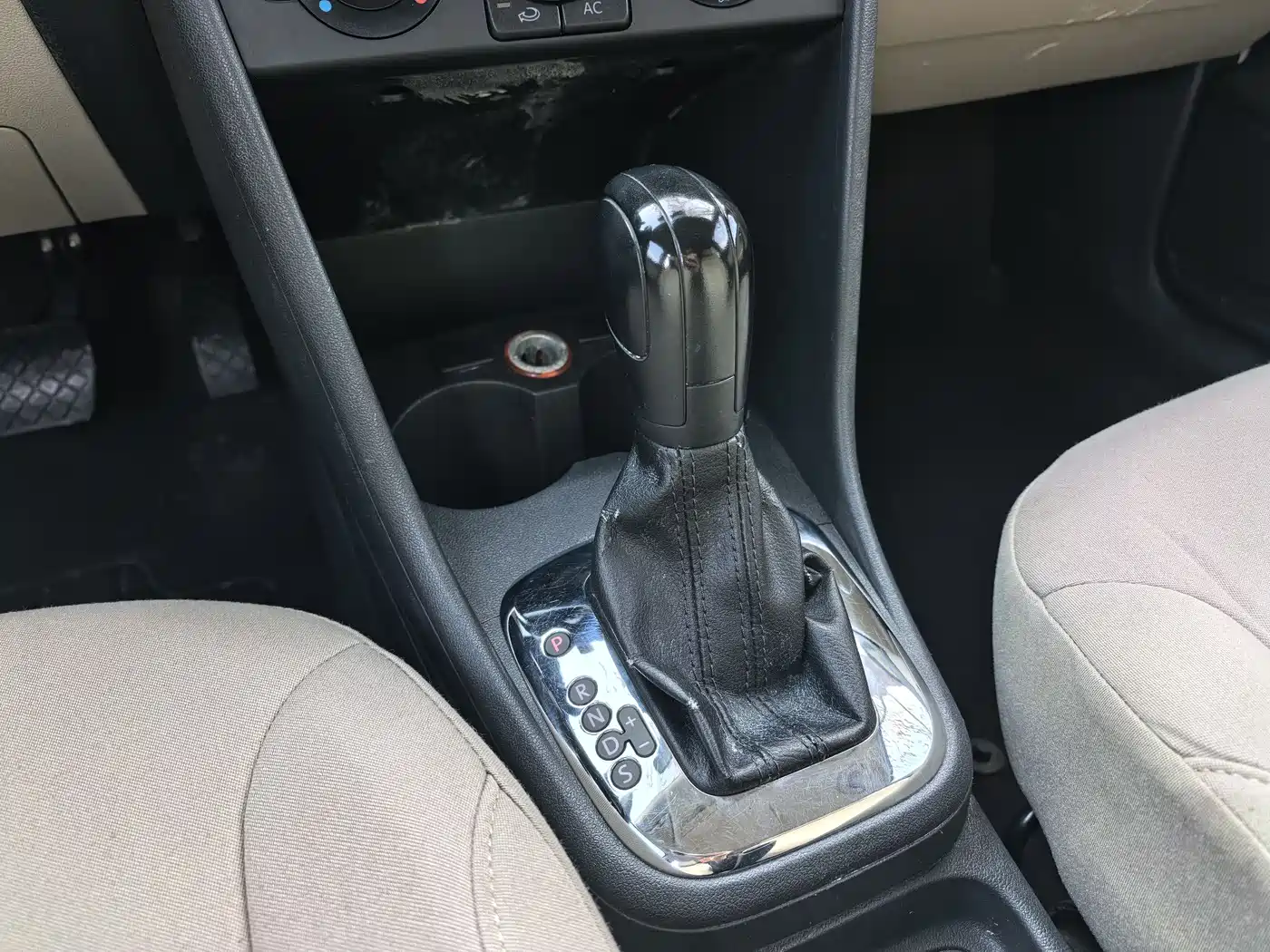 Volkswagen Polo 2011 1.6L Automatic Style Edition фото 10