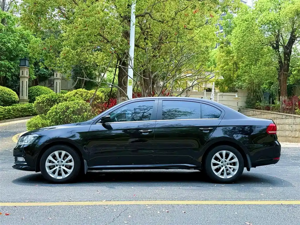 Volkswagen Lavida 2015 1.6L Automatic Comfort Edition фото 4