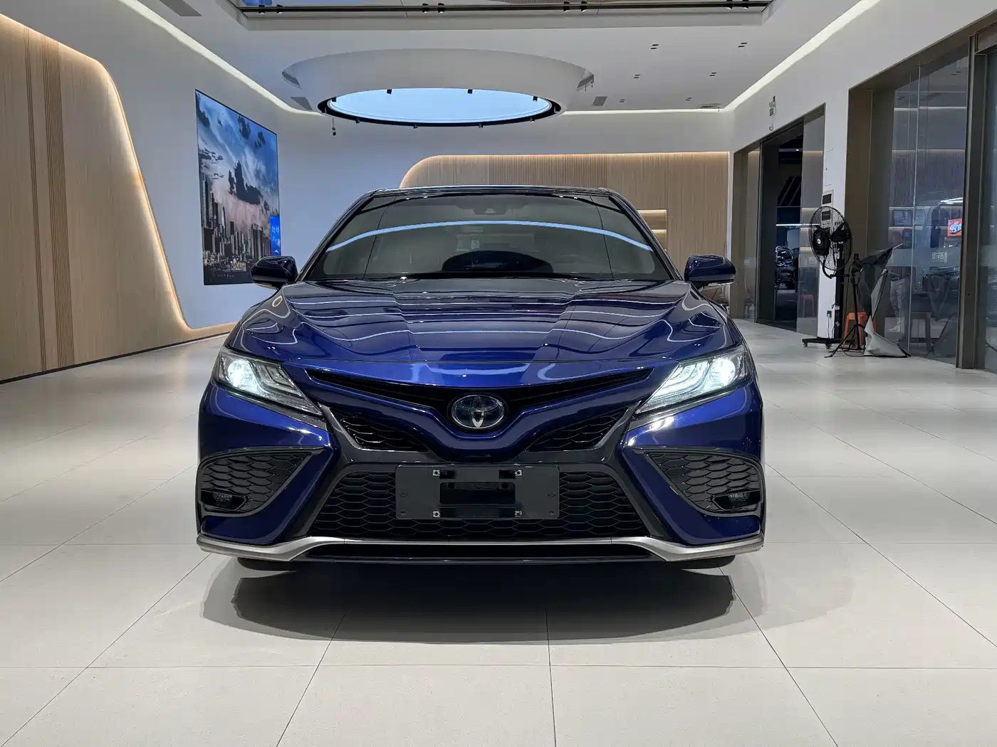 Toyota Camry 2018 Hybrid 2.5HG Luxury Edition фото 4