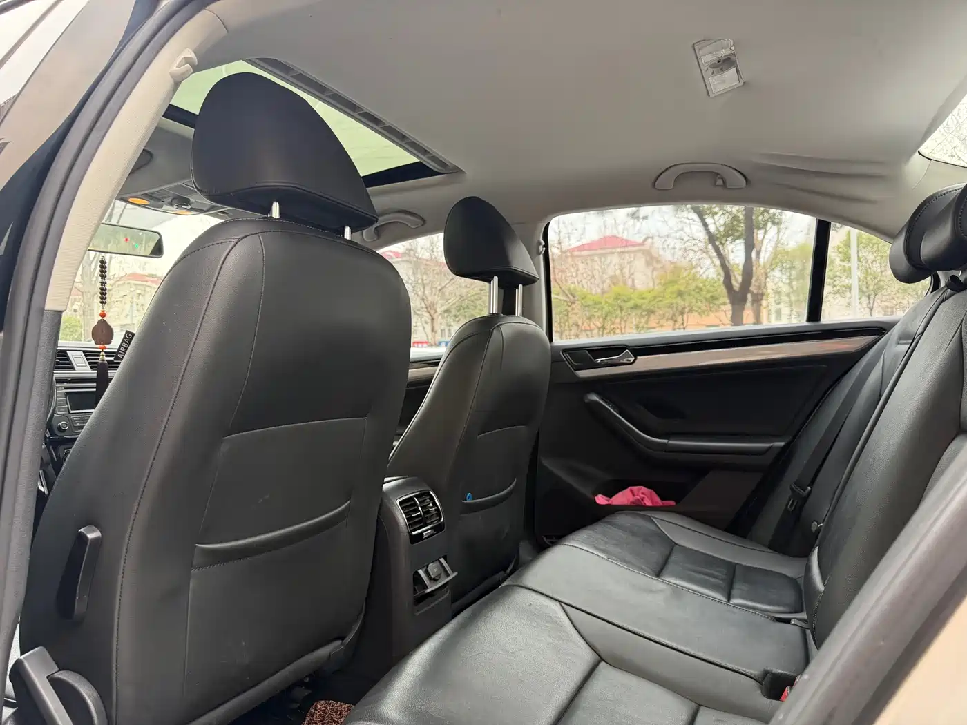 Volkswagen Sagitar 2015 1.6L Automatic Comfort фото 8