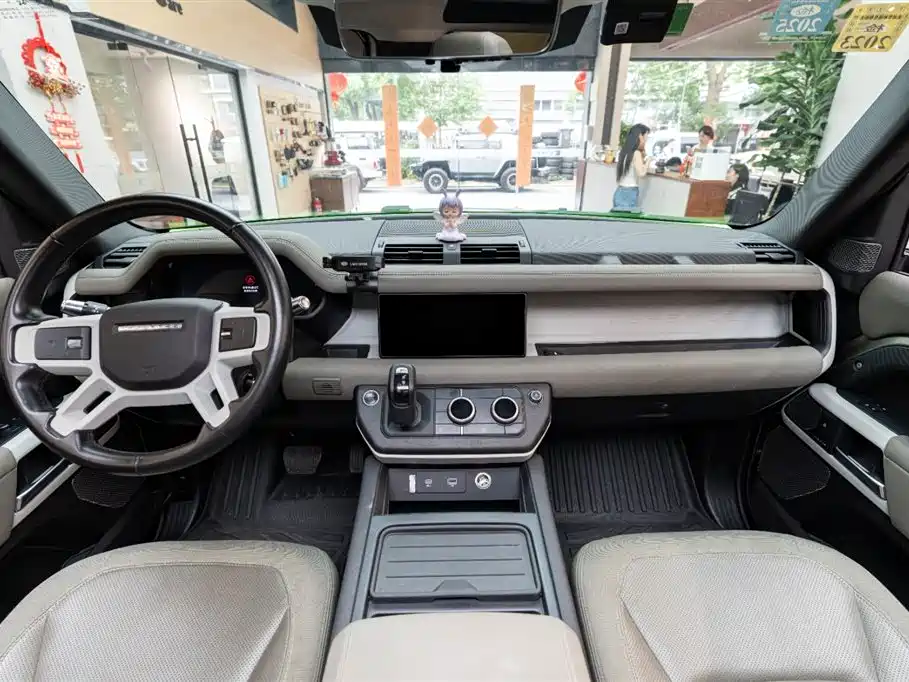 Land Rover Defender 2021 90 P400 Classic Replica Edition фото 8