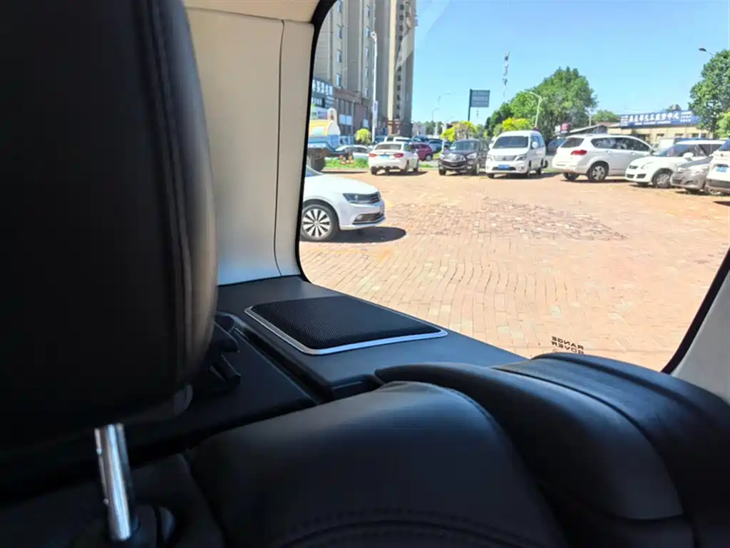 Land Rover Range Rover 2021 3.0 L6 Heritage Extended Classic Edition фото 12