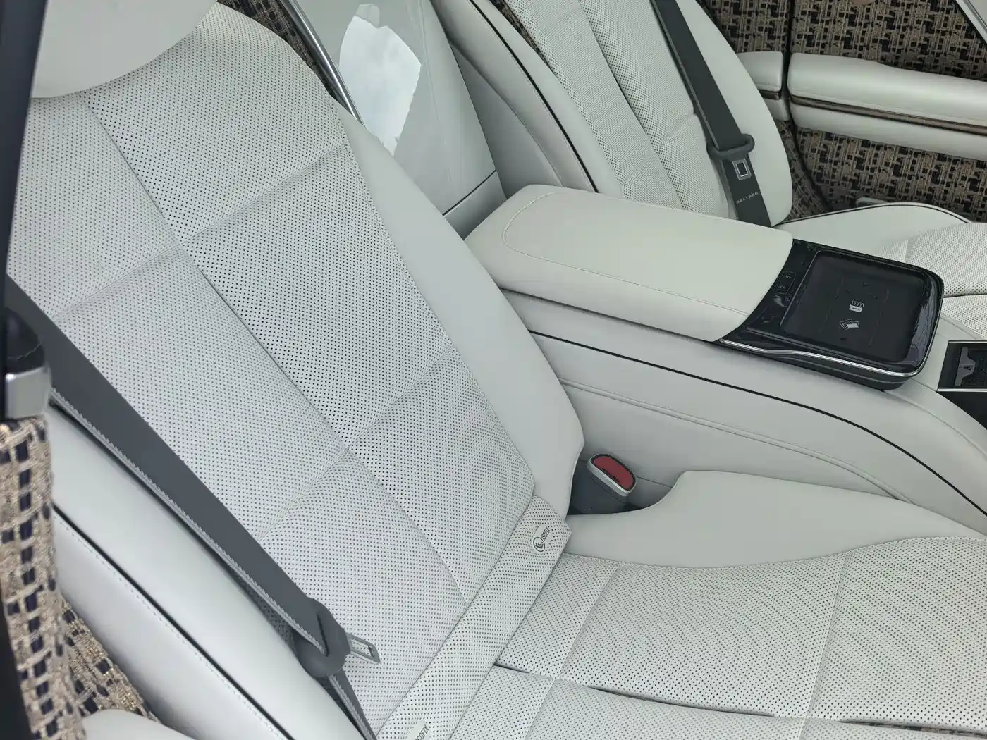 Mercedes-Benz Maybach S-Class 2023 S 680 4MATIC Haute Voiture Limited High-End Edition фото 11