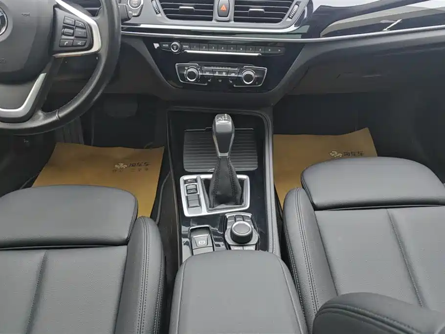 BMW 1 Series 2018 118i Sport Edition фото 16