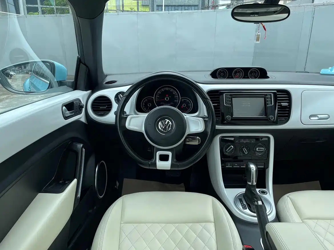 Volkswagen Beetle 2018 180TSI Trend Joy Edition фото 8