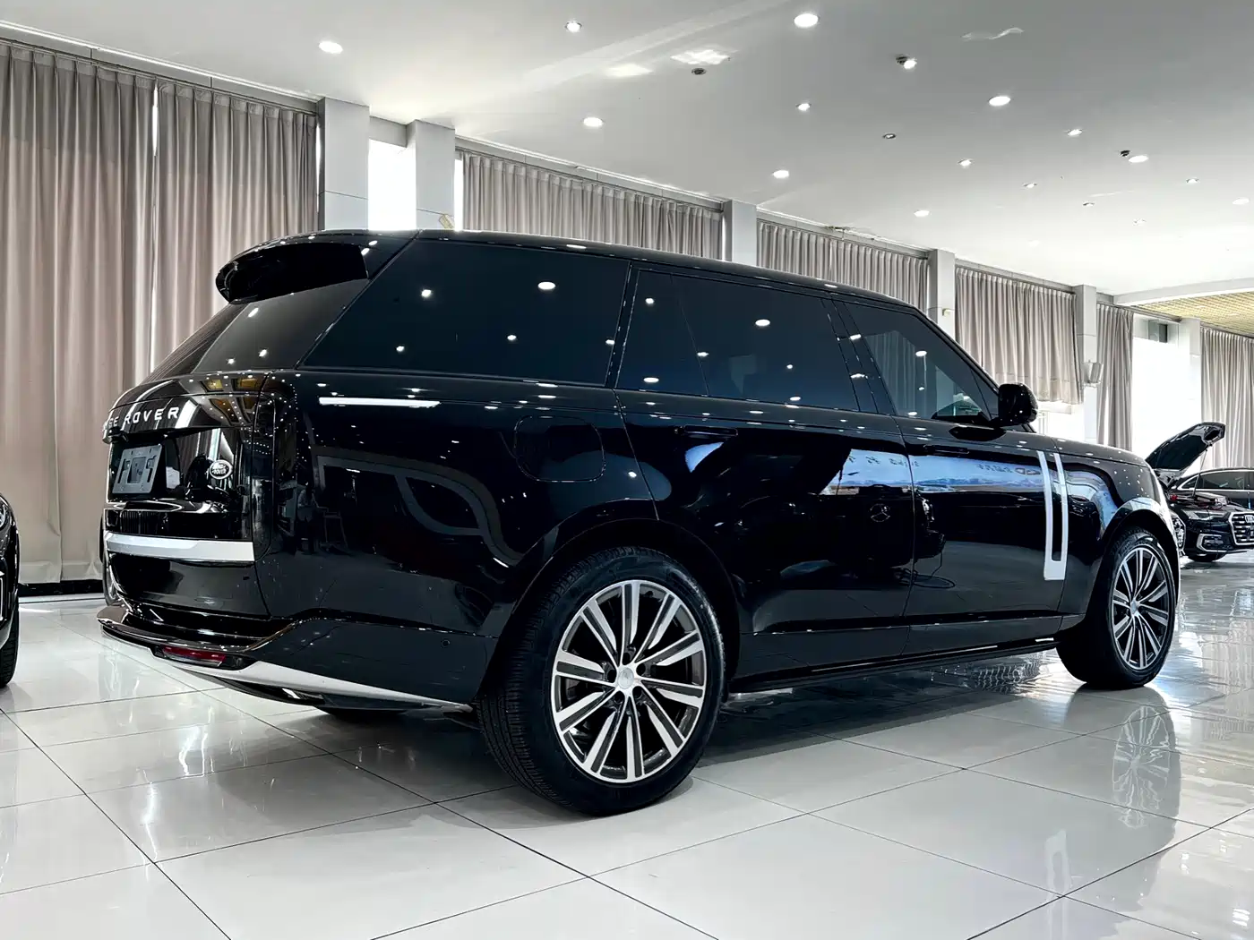 Land Rover Range Rover 2025 3.0 L6 400PS Genesis Extended Wheelbase фото 4