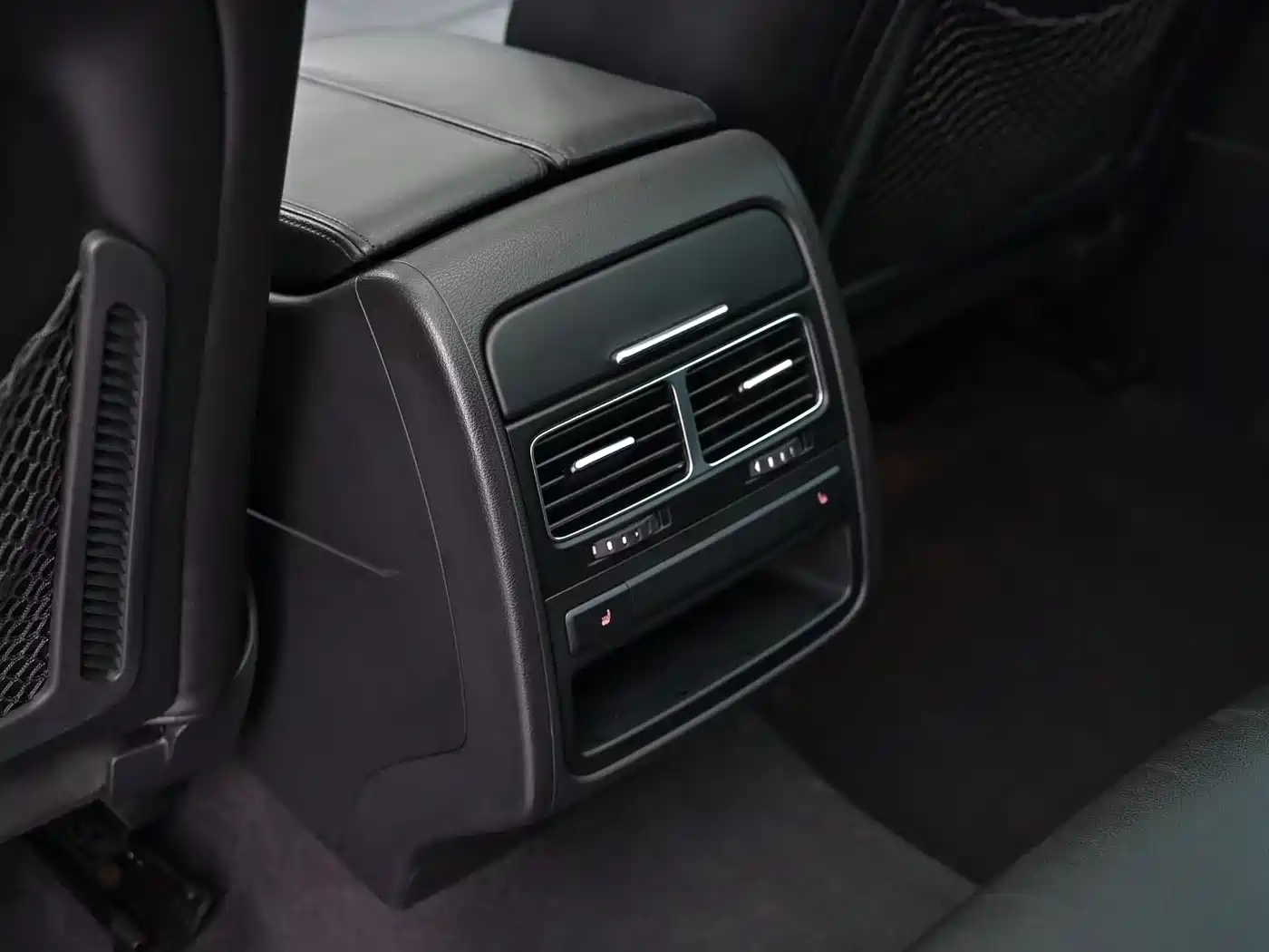 Volkswagen Touareg 2011 3.0TSI Luxury фото 13